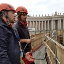 Diskuze s Iljou Filimoncevem na lešení kolem našeho pracoviště, které skrývalo naše dílo před zraky veřejnosti (Vatikán má rád tajemství).
(foto R.Varano)
