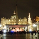 Celkový pohled na Náměstí Svatého Petra s nasvíceným písečným betlémem a vánočním stromem.
(foto R.Živný)
